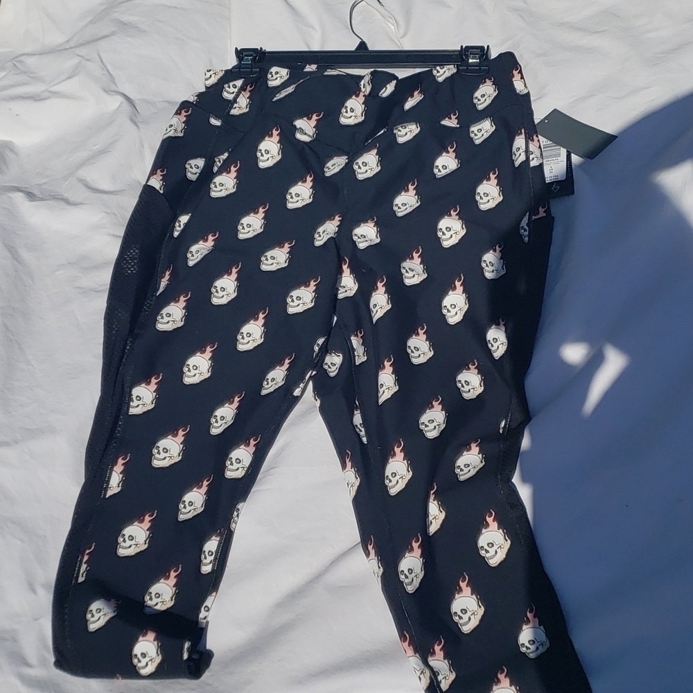 Torrid active leggings with flaming skulls NWT size 4X